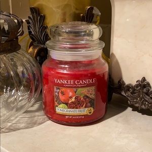 YANKEE CANDLE Pomegranate Fruit Medium Jar
